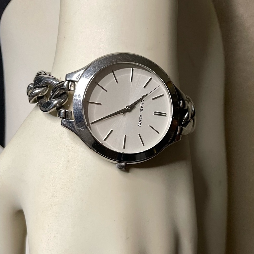 Michael Kors Watch Silver Chain Watch MK Silver Watch comes w/Box⌚️New Battery - Picture 3 of 13